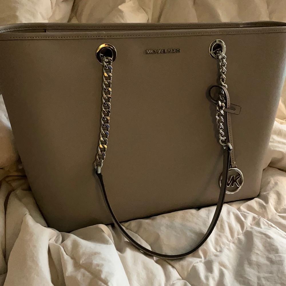 Large beautiful Michael kors shoulder/tote bag